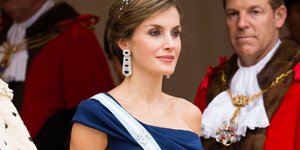 Η βασίλισσα Λετίθια με μπλε φόρεμα και στέμμα 