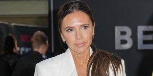 η Βικτόρια Μπέκαμ με λευκό σακάκι