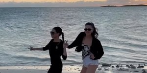 Η Βικτόρια Μπέκαμ χορεύει αγκαλιά με την Νίκολα Πελτζ