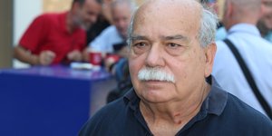 Νίκος Βούτσης μπλε μπλουζα