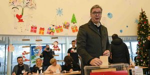 O Αλεξάνταρ Βούτσιτς ψηφίζει 