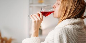 γυναίκα πίνει ένα ποτήρι κρασί