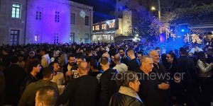 Χανιά: Χαμός από κόσμο στο κέντρο λίγο πριν την αλλαγή του χρόνου