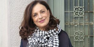 Η Χάρις Αλεξιου χαμογελαστή