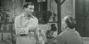 Ο Κώστας Χατζηχρήστος κατά τη διάρκεια ενός ρεσιτάλ του στην ταινία «Μπακαλόγατος»