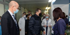 Ο Μιχάλης Χρυσοχοϊδης μιλά με προσωπικό στο νοσοκομείο Παπαγεωργίου