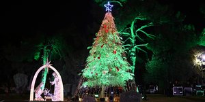 Φωταγωγήθηκε το χριστουγεννιάτικο δέντρο στο στρατόπεδο Παπάγου