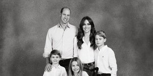 To οικογενειακό πορτρέτο του πρίγκιπα Γουίλιαμ και της πριγκίπισσας Κέιτ για τη χριστουγεννιάτικη κάρτα τους