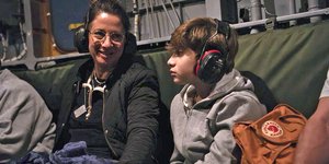 Ο 12χρονος Γιαγκίλ Γιαακόβ, πρώην όμηρος της Χαμάς, στο ελικόπτερο που τον μεταφέρει στο Ισραήλ 