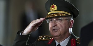 O Γιασάρ Γκιουλέρ χαιρετά στρατιωτικά