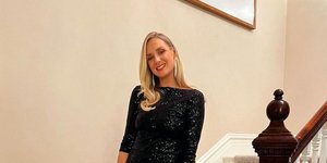 γυναίκα με μαύρο φόρεμα Zara 