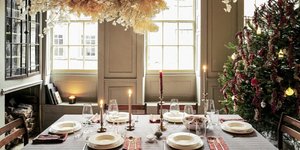 σπίτι με στολισμένο σαλόνι