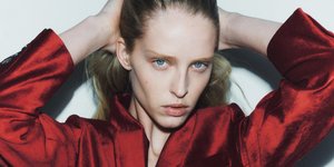 γυναίκα με κόκκινο σακάκι Zara 