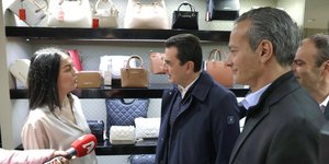 Ο υπουργός Ανάπτυξης Κώστας Σκρέκας και ο πρόεδρος του Εμπορικού Συλλόγου Αθηνών κ. Σταύρος Καφούνης.