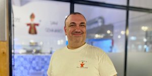 Άνδρας Ιταλός σεφ πιάτο καρμπονάρα