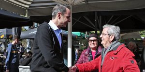 Ο Κυριάκος Μητσοτάκης με κάτοικο της Αγίας Παρασκευής 