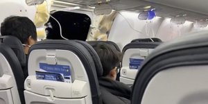 Επιβάτες στο Boeing 737 Max 9 της Alaska Airlines, το οποίο αναγκάστηκε να επιστρέψει στο Διεθνές Αεροδρόμιο του Πόρτλαντ την Παρασκευή 5 Ιανουαρίου 2024 επειδή αποκολλήθηκε παράθυρο την ώρα της πτήσης /
