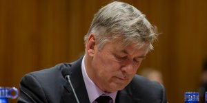 Άλεκ Μπάλντουιν: Νέα δίωξη για ανθρωποκτονία εξ αμελείας σε βάρος του ηθοποιού, για τον θάνατο της Χαλίνα Χάτσινς