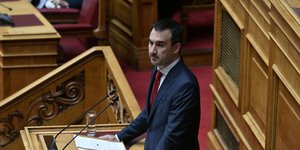 O Αλέξης Χαρίτσης στο βήμα της Βουλής