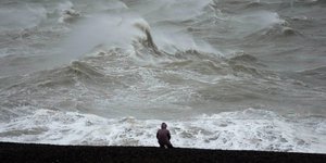 Ανδρας κοιτάζει τεράστια κύματα