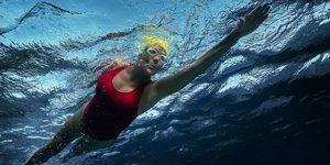 Η Άνετ Μπένινγκ ως Νταϊάνα Νάιαντ στην ταινία «Nyad» του Netflix