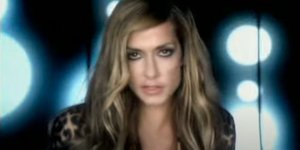 Η Άννα Βίσση καταγράφεται 16 χρόνια πριν, στα backstage από το video clip του «Στην πυρά»