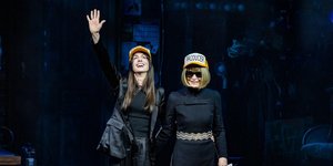 Η Άν Χάθαγουεϊ και η Άννα Γουίντουρ στη σκηνή του Brodway 