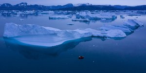 Βάρκα ανάμεσα σε παγόβουνα στην Ανταρκτική