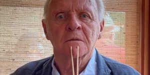 Ο ηθοποιός Άντονι Χόπκινς με chopsticks στο πρόσωπο