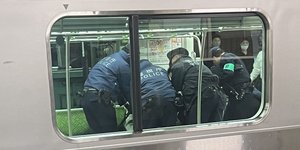 Αστυνομικοί συλλαμβάνουν άτομο μέσα στο μετρό στο Τόκιο