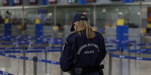 Αστυνομικός στο αεροδρόμιο Ελ Βενιζέλος