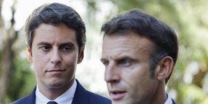 Ο Γκαμπριέλ Ατάλ παρακολουθεί τον Εμανουέλ Μακρόν