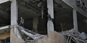 Ανδρας σε κτίριο που βομβαρδίστηκε στη Βηρυτό