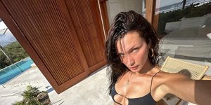 Η Μπέλα Χαντίντ με μαγιό