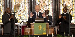 Πάστορες χειροκροτούν τον Μπάιντεν