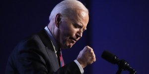 Τζο Μπάιντεν σφιγγει γροθια 