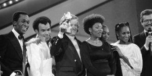 Ο Φρανκ Φαριάν κρατά βραβείο με τους Boney M