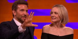 Η επεισοδιακή πρώτη συνάντηση Μπράντλεϊ Κούπερ και Κάρεϊ Μάλιγκαν -«Την πήγα στο νοσοκομείο, έκλαιγε με λυγμούς»