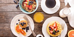Πλούσιο πρωινό με βάφλες, granola και φρέσκα μούρα