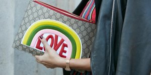 γυναίκα με σκούρο μανικιούρ