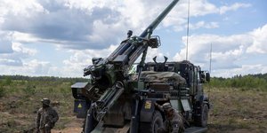 Η Ουκρανία αγοράζει έξι γαλλικά οβιδοβόλα Caesar