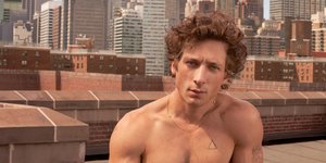 Ο Jeremy Allen White είναι το πρόσωπο της νέας καμπάνιας της Calvin Klein 