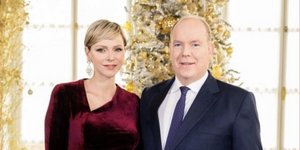 η πριγκίπισσα Σαρλίν με κόκκινο φόρεμα