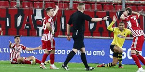 Αρκετά λάθη έκανε ο διαιτητής του αγώνα Ολυμπιακός-ΑΕΚ για τη 17η αγωνιστική της Super League, σύμφωνα με τον παρατηρητή διαιτησίας του αγώνα