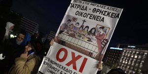Διαμαρτυρία από πολίτες στο Σύνταγμα, κατά του νομοσχεδίου για τα ομόφυλα ζευγάρια