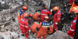 Διασώστες στα χαλάσματα 