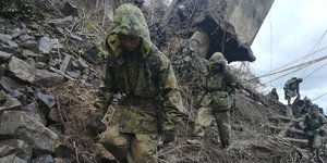 Διασώστες ψάχνουν αγνοούμενους και επιζώντες στην Ιαπωνία