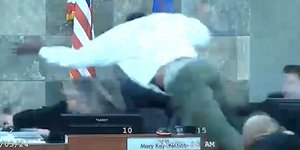 Ο 30χρονος καταδικασθέντας πηδάει πάνω στην δικαστή στο Λας Βέγκας