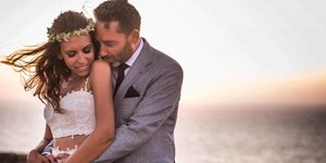 Σε πελάγη ευτυχίας πλέει το ζευγάρι των δημοσιογράφων