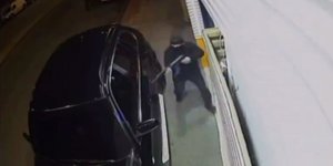 H στιγμή της δολοφονίας του Βαγγέλη Ζαμπούνη στο Νέο Κόσμο